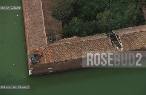 Nome:..ISOLA DEL LAZZARETTO VECCHIO/ VEDUTA AEREA....Localizzazione:..VENEZIA / ISOLA DEL LAZZARETTO VECCHIO / LAGUNA SUD..VENICE / THE ISLE OF LAZZARETTO VECCHIO / THE SOUTH LAGOON..Soggetto:..ISOLA DEL LAZZARETTO VECCHIO ..THE ISLE OF LAZZARETTO VECCHIO     ..Cronologia:......Autore:.. ....Stile:......Editori Stampatori:......Committenza:......Materia e Tecnica:......Collocazione:......Note:..NEL 1423 SCOPPIO LA PESTE IN CITTA E LISOLA VENNE TRASFORMATA IN LAZZARETTO ..WITH THE 1423 PLAGUE THE ISLAND BECAME LAZZARETTO  (QUARANTINE STATION)..Riproduzione Fotografica:..Graziano Arici/Rosebud2 ...Copyright:..Graziano Arici / rosebud2/....Data:..2001....Costo:..A....Key:..ISOLE ABBANDONATE..UNINHABITED ISLANDS