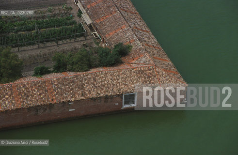 Nome:..ISOLA DEL LAZZARETTO VECCHIO/ VEDUTA AEREA....Localizzazione:..VENEZIA / ISOLA DEL LAZZARETTO VECCHIO / LAGUNA SUD..VENICE / THE ISLE OF LAZZARETTO VECCHIO / THE SOUTH LAGOON..Soggetto:..ISOLA DEL LAZZARETTO VECCHIO ..THE ISLE OF LAZZARETTO VECCHIO     ..Cronologia:......Autore:.. ....Stile:......Editori Stampatori:......Committenza:......Materia e Tecnica:......Collocazione:......Note:..NEL 1423 SCOPPIO LA PESTE IN CITTA E LISOLA VENNE TRASFORMATA IN LAZZARETTO ..WITH THE 1423 PLAGUE THE ISLAND BECAME LAZZARETTO  (QUARANTINE STATION)..Riproduzione Fotografica:..Graziano Arici/Rosebud2 ...Copyright:..Graziano Arici / rosebud2/....Data:..2001....Costo:..A....Key:..ISOLE ABBANDONATE..UNINHABITED ISLANDS
