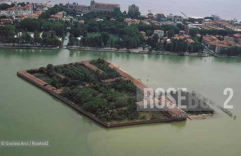 Nome:..ISOLA DEL LAZZARETTO VECCHIO/ VEDUTA AEREA....Localizzazione:..VENEZIA / ISOLA DEL LAZZARETTO VECCHIO / LAGUNA SUD..VENICE / THE ISLE OF LAZZARETTO VECCHIO / THE SOUTH LAGOON..Soggetto:..ISOLA DEL LAZZARETTO VECCHIO ..THE ISLE OF LAZZARETTO VECCHIO     ..Cronologia:......Autore:.. ....Stile:......Editori Stampatori:......Committenza:......Materia e Tecnica:......Collocazione:......Note:..NEL 1423 SCOPPIO LA PESTE IN CITTA E LISOLA VENNE TRASFORMATA IN LAZZARETTO ..WITH THE 1423 PLAGUE THE ISLAND BECAME LAZZARETTO  (QUARANTINE STATION)..Riproduzione Fotografica:..Graziano Arici/Rosebud2 ...Copyright:..Graziano Arici / rosebud2/....Data:..2001....Costo:..A....Key:..ISOLE ABBANDONATE..UNINHABITED ISLANDS