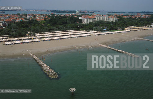 Caption: Localizzazione:..VENEZIA / ISOLA DEL LIDO/ VEDUTA AEREA..Oggetto:..Soggetto:..HOTEL DES BAINS / SPIAGGIA..Cronologia: ....Definizione Culturale:..   Autore:....   Stile:....   Editori/Stampatori:..   Committenza:..Materia e Tecnica:....Collocazione:..Note:..LIDO..Riproduzione Fotografica:..Copyright:..Graziano Arici/Rosebud2 .Data:..2001..Costo:..A