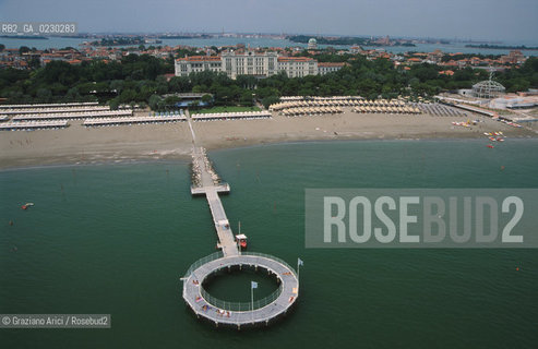 Caption: Localizzazione:..VENEZIA / ISOLA DEL LIDO/ VEDUTA AEREA..Oggetto:..Soggetto:..HOTEL DES BAINS / SPIAGGIA..Cronologia: ....Definizione Culturale:..   Autore:....   Stile:....   Editori/Stampatori:..   Committenza:..Materia e Tecnica:....Collocazione:..Note:..LIDO..Riproduzione Fotografica:..Copyright:..Graziano Arici/Rosebud2 .Data:..2001..Costo:..A