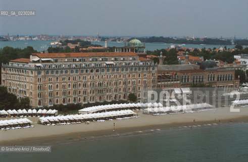Caption: Localizzazione:..VENEZIA / ISOLA DEL LIDO/ VEDUTA AEREA..Oggetto:..Soggetto:..HOTEL EXCELSIOR / SPIAGGIA..Cronologia: ....Definizione Culturale:..   Autore:....   Stile:....   Editori/Stampatori:..   Committenza:..Materia e Tecnica:....Collocazione:..Note:..LIDO..Riproduzione Fotografica:..Copyright:..Graziano Arici/Rosebud2 .Data:..2001..Costo:..A