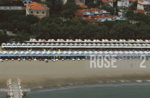 Caption: Localizzazione:..VENEZIA / ISOLA DEL LIDO/ VEDUTA AEREA..Oggetto:..Soggetto:.. SPIAGGIA..Cronologia: ....Definizione Culturale:..   Autore:....   Stile:....   Editori/Stampatori:..   Committenza:..Materia e Tecnica:....Collocazione:..Note:..LIDO..Riproduzione Fotografica:..Copyright:..Graziano Arici/Rosebud2 .Data:..2001..Costo:..A
