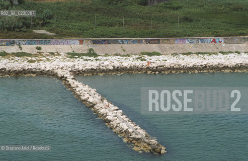 Caption: Localizzazione:..VENEZIA / ISOLA DEL LIDO/ VEDUTA AEREA..Oggetto:..Soggetto:..SPIAGGIA / MURAZZI..Cronologia: ....Definizione Culturale:..   Autore:....   Stile:....   Editori/Stampatori:..   Committenza:..Materia e Tecnica:....Collocazione:..Note:..LIDO..Riproduzione Fotografica:..Copyright:..Graziano Arici/Rosebud2 .Data:..2001..Costo:..A