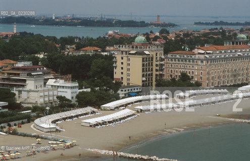 Caption: Localizzazione:..VENEZIA / ISOLA DEL LIDO/ VEDUTA AEREA..Oggetto:..Soggetto:..HOTEL EXCELSIOR / SPIAGGIA..Cronologia: ....Definizione Culturale:..   Autore:....   Stile:....   Editori/Stampatori:..   Committenza:..Materia e Tecnica:....Collocazione:..Note:..LIDO..Riproduzione Fotografica:..Copyright:..Graziano Arici/Rosebud2 .Data:..2001..Costo:..A