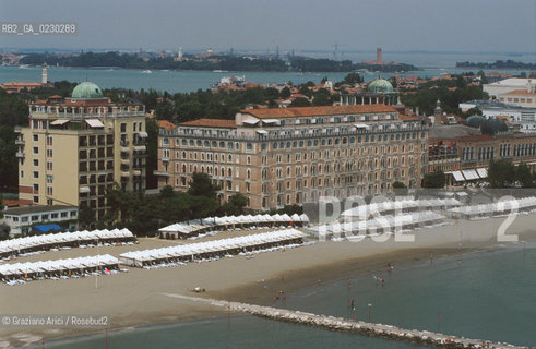 Caption: Localizzazione:..VENEZIA / ISOLA DEL LIDO/ VEDUTA AEREA..Oggetto:..Soggetto:..HOTEL EXCELSIOR / SPIAGGIA..Cronologia: ....Definizione Culturale:..   Autore:....   Stile:....   Editori/Stampatori:..   Committenza:..Materia e Tecnica:....Collocazione:..Note:..LIDO..Riproduzione Fotografica:..Copyright:..Graziano Arici/Rosebud2 .Data:..2001..Costo:..A