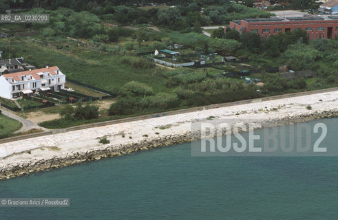 Caption: Localizzazione:..VENEZIA / ISOLA DEL LIDO/ VEDUTA AEREA..Oggetto:..Soggetto:..MURAZZI / SPIAGGIA..Cronologia: ....Definizione Culturale:..   Autore:....   Stile:....   Editori/Stampatori:..   Committenza:..Materia e Tecnica:....Collocazione:..Note:..LIDO..Riproduzione Fotografica:..Copyright:..Graziano Arici/Rosebud2 .Data:..2001..Costo:..A