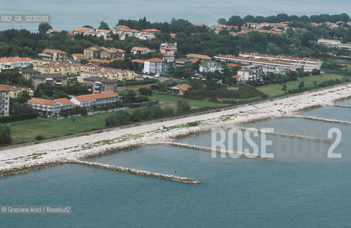 Caption: Localizzazione:..VENEZIA / ISOLA DEL LIDO/ VEDUTA AEREA..Oggetto:..Soggetto:..MURAZZI / SPIAGGIA..Cronologia: ....Definizione Culturale:..   Autore:....   Stile:....   Editori/Stampatori:..   Committenza:..Materia e Tecnica:....Collocazione:..Note:..LIDO..Riproduzione Fotografica:..Copyright:..Graziano Arici/Rosebud2 .Data:..2001..Costo:..A