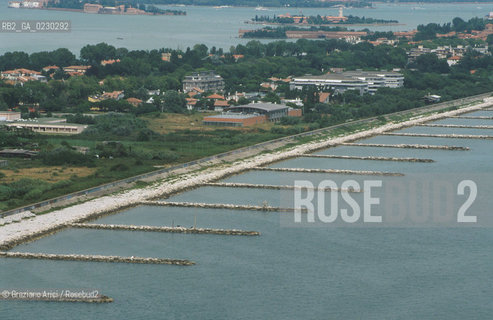 Caption: Localizzazione:..VENEZIA / ISOLA DEL LIDO/ VEDUTA AEREA..Oggetto:..Soggetto:..MURAZZI / SPIAGGIA..Cronologia: ....Definizione Culturale:..   Autore:....   Stile:....   Editori/Stampatori:..   Committenza:..Materia e Tecnica:....Collocazione:..Note:..LIDO..Riproduzione Fotografica:..Copyright:..Graziano Arici/Rosebud2 .Data:..2001..Costo:..A