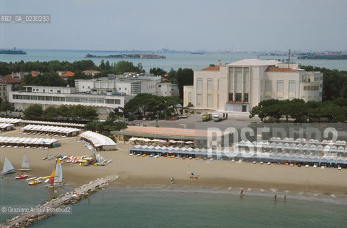 Caption: Localizzazione:..VENEZIA / ISOLA DEL LIDO/ VEDUTA AEREA..Oggetto:..Soggetto:..PALAZZO DEL CINEMA / CASINO / SPIAGGIA..Cronologia: ....Definizione Culturale:..   Autore:....   Stile:....   Editori/Stampatori:..   Committenza:..Materia e Tecnica:....Collocazione:..Note:..LIDO..Riproduzione Fotografica:..Copyright:..Graziano Arici/Rosebud2 .Data:..2001..Costo:..A