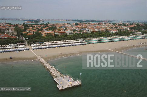 Caption: Localizzazione:..VENEZIA / ISOLA DEL LIDO/ VEDUTA AEREA..Oggetto:..Soggetto:..SPIAGGIA..Cronologia: ....Definizione Culturale:..   Autore:....   Stile:....   Editori/Stampatori:..   Committenza:..Materia e Tecnica:....Collocazione:..Note:..LIDO..Riproduzione Fotografica:..Copyright:..Graziano Arici/Rosebud2 .Data:..2001..Costo:..A