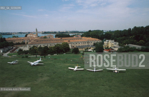 Caption: Localizzazione:..VENEZIA / ISOLA DEL LIDO/ VEDUTA AEREA..Oggetto:..Soggetto:..AEREOPORTO NICELLI / SPIAGGIA..Cronologia: ....Definizione Culturale:..   Autore:....   Stile:....   Editori/Stampatori:..   Committenza:..Materia e Tecnica:....Collocazione:..Note:..LIDO..Riproduzione Fotografica:..Copyright:..Graziano Arici/Rosebud2 .Data:..2001..Costo:..A