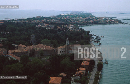 Caption: Localizzazione:..VENEZIA / ISOLA DEL LIDO/ VEDUTA AEREA..Oggetto:..Soggetto:..LIDO..Cronologia: ....Definizione Culturale:..   Autore:....   Stile:....   Editori/Stampatori:..   Committenza:..Materia e Tecnica:....Collocazione:..Note:..LIDO..Riproduzione Fotografica:..Copyright:..Graziano Arici/Rosebud2 .Data:..2001..Costo:..A