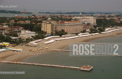 Caption: Localizzazione:..VENEZIA / ISOLA DEL LIDO/ VEDUTA AEREA..Oggetto:..Soggetto:..HOTEL EXCELSIOR / SPIAGGIA..Cronologia: ....Definizione Culturale:..   Autore:....   Stile:....   Editori/Stampatori:..   Committenza:..Materia e Tecnica:....Collocazione:..Note:..LIDO..Riproduzione Fotografica:..Copyright:..Graziano Arici/Rosebud2 .Data:..2001..Costo:..A