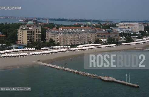 Caption: Localizzazione:..VENEZIA / ISOLA DEL LIDO/ VEDUTA AEREA..Oggetto:..Soggetto:..HOTEL EXCELSIOR / SPIAGGIA..Cronologia: ....Definizione Culturale:..   Autore:....   Stile:....   Editori/Stampatori:..   Committenza:..Materia e Tecnica:....Collocazione:..Note:..LIDO..Riproduzione Fotografica:..Copyright:..Graziano Arici/Rosebud2 .Data:..2001..Costo:..A