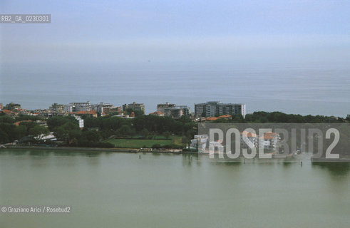 Caption: Localizzazione:..VENEZIA / ISOLA DEL LIDO/ VEDUTA AEREA..Oggetto:..Soggetto:..SPIAGGIA..Cronologia: ....Definizione Culturale:..   Autore:....   Stile:....   Editori/Stampatori:..   Committenza:..Materia e Tecnica:....Collocazione:..Note:..LIDO..Riproduzione Fotografica:..Copyright:..Graziano Arici/Rosebud2 .Data:..2001..Costo:..A
