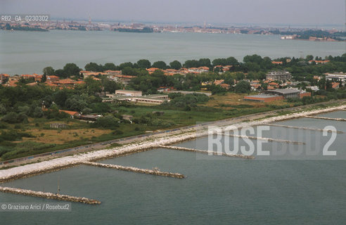 Caption: Localizzazione:..VENEZIA / ISOLA DEL LIDO/ VEDUTA AEREA..Oggetto:..Soggetto:..MURAZZI / SPIAGGIA..Cronologia: ....Definizione Culturale:..   Autore:....   Stile:....   Editori/Stampatori:..   Committenza:..Materia e Tecnica:....Collocazione:..Note:..LIDO..Riproduzione Fotografica:..Copyright:..Graziano Arici/Rosebud2 .Data:..2001..Costo:..A