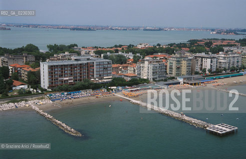 Caption: Localizzazione:..VENEZIA / ISOLA DEL LIDO/ VEDUTA AEREA..Oggetto:..Soggetto:.. / SPIAGGIA..Cronologia: ....Definizione Culturale:..   Autore:....   Stile:....   Editori/Stampatori:..   Committenza:..Materia e Tecnica:....Collocazione:..Note:..LIDO..Riproduzione Fotografica:..Copyright:..Graziano Arici/Rosebud2 .Data:..2001..Costo:..A