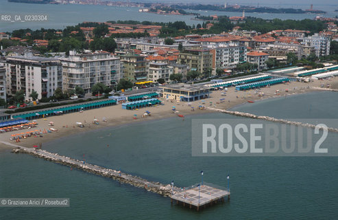 Caption: Localizzazione:..VENEZIA / ISOLA DEL LIDO/ VEDUTA AEREA..Oggetto:..Soggetto:.. SPIAGGIA..Cronologia: ....Definizione Culturale:..   Autore:....   Stile:....   Editori/Stampatori:..   Committenza:..Materia e Tecnica:....Collocazione:..Note:..LIDO..Riproduzione Fotografica:..Copyright:..Graziano Arici/Rosebud2 .Data:..2001..Costo:..A