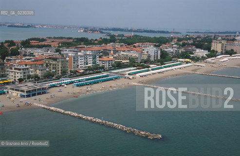 Caption: Localizzazione:..VENEZIA / ISOLA DEL LIDO/ VEDUTA AEREA..Oggetto:..Soggetto:..SPIAGGIA..Cronologia: ....Definizione Culturale:..   Autore:....   Stile:....   Editori/Stampatori:..   Committenza:..Materia e Tecnica:....Collocazione:..Note:..LIDO..Riproduzione Fotografica:..Copyright:..Graziano Arici/Rosebud2 .Data:..2001..Costo:..A