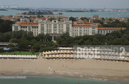 Caption: Localizzazione:..VENEZIA / ISOLA DEL LIDO/ VEDUTA AEREA..Oggetto:..Soggetto:..HOTEL DES BAINS / SPIAGGIA..Cronologia: ....Definizione Culturale:..   Autore:....   Stile:....   Editori/Stampatori:..   Committenza:..Materia e Tecnica:....Collocazione:..Note:..LIDO..Riproduzione Fotografica:..Copyright:..Graziano Arici/Rosebud2 .Data:..2001..Costo:..A