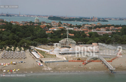 Caption: Localizzazione:..VENEZIA / ISOLA DEL LIDO/ VEDUTA AEREA..Oggetto:..Soggetto:..BLU MOON / SPIAGGIA..Cronologia: ....Definizione Culturale:..   Autore:....   Stile:....   Editori/Stampatori:..   Committenza:..Materia e Tecnica:....Collocazione:..Note:..LIDO..Riproduzione Fotografica:..Copyright:..Graziano Arici/Rosebud2 .Data:..2001..Costo:..A