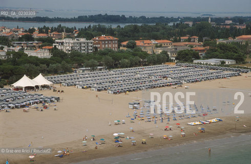 Caption: Localizzazione:..VENEZIA / ISOLA DEL LIDO/ VEDUTA AEREA..Oggetto:..Soggetto:..SPIAGGIA..Cronologia: ....Definizione Culturale:..   Autore:....   Stile:....   Editori/Stampatori:..   Committenza:..Materia e Tecnica:....Collocazione:..Note:..LIDO..Riproduzione Fotografica:..Copyright:..Graziano Arici/Rosebud2 .Data:..2001..Costo:..A