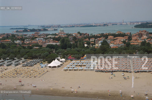 Caption: Localizzazione:..VENEZIA / ISOLA DEL LIDO/ VEDUTA AEREA..Oggetto:..Soggetto:..SPIAGGIA..Cronologia: ....Definizione Culturale:..   Autore:....   Stile:....   Editori/Stampatori:..   Committenza:..Materia e Tecnica:....Collocazione:..Note:..LIDO..Riproduzione Fotografica:..Copyright:..Graziano Arici/Rosebud2 .Data:..2001..Costo:..A