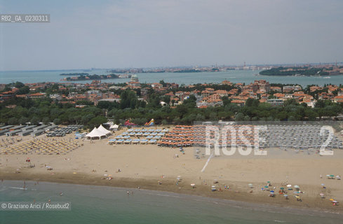 Caption: Localizzazione:..VENEZIA / ISOLA DEL LIDO/ VEDUTA AEREA..Oggetto:..Soggetto:..SPIAGGIA..Cronologia: ....Definizione Culturale:..   Autore:....   Stile:....   Editori/Stampatori:..   Committenza:..Materia e Tecnica:....Collocazione:..Note:..LIDO..Riproduzione Fotografica:..Copyright:..Graziano Arici/Rosebud2 .Data:..2001..Costo:..A