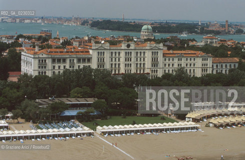 Caption: Localizzazione:..VENEZIA / ISOLA DEL LIDO/ VEDUTA AEREA..Oggetto:..Soggetto:..HOTEL DES BAINS / SPIAGGIA..Cronologia: ....Definizione Culturale:..   Autore:....   Stile:....   Editori/Stampatori:..   Committenza:..Materia e Tecnica:....Collocazione:..Note:..LIDO..Riproduzione Fotografica:..Copyright:..Graziano Arici/Rosebud2 .Data:..2001..Costo:..A