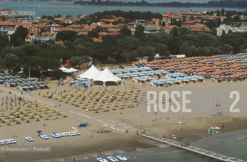 Caption: Localizzazione:..VENEZIA / ISOLA DEL LIDO/ VEDUTA AEREA..Oggetto:..Soggetto:..SPIAGGIA..Cronologia: ....Definizione Culturale:..   Autore:....   Stile:....   Editori/Stampatori:..   Committenza:..Materia e Tecnica:....Collocazione:..Note:..LIDO..Riproduzione Fotografica:..Copyright:..Graziano Arici/Rosebud2 .Data:..2001..Costo:..A