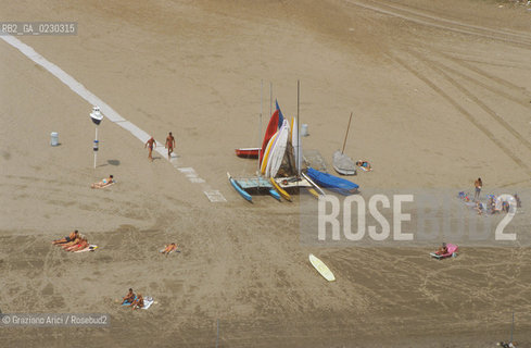 Caption: Localizzazione:..VENEZIA / ISOLA DEL LIDO/ VEDUTA AEREA..Oggetto:..Soggetto:.. SPIAGGIA..Cronologia: ....Definizione Culturale:..   Autore:....   Stile:....   Editori/Stampatori:..   Committenza:..Materia e Tecnica:....Collocazione:..Note:..LIDO..Riproduzione Fotografica:..Copyright:..Graziano Arici/Rosebud2 .Data:..2001..Costo:..A
