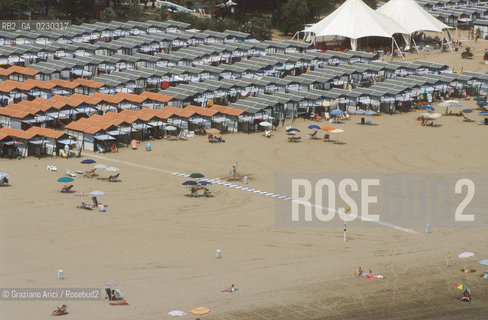 Caption: Localizzazione:..VENEZIA / ISOLA DEL LIDO/ VEDUTA AEREA..Oggetto:..Soggetto:..SPIAGGIA..Cronologia: ....Definizione Culturale:..   Autore:....   Stile:....   Editori/Stampatori:..   Committenza:..Materia e Tecnica:....Collocazione:..Note:..LIDO..Riproduzione Fotografica:..Copyright:..Graziano Arici/Rosebud2 .Data:..2001..Costo:..A