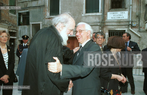 VENEZIA - 23/05/01 - INAUGURAZIONE DEL TEATRO MALIBRAN: IL PITTORE EMILIO VEDOVA E IL SINDACO DI VENEZIA PAOLO COSTA  - ©Graziano Arici/Rosebud2