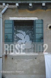 Caption: Localizzazione:..VENEZIA / CASTELLO..Oggetto:..Soggetto:..FINESTRA / TENDA / MERLETTO..Cronologia:.. ..Definizione Culturale:..   Autore: ..   Stile: ..   Editori/Stampatori:..   Committenza:..Materia e Tecnica:..Collocazione:..Note:..CALLI CAMPI E PONTI..Riproduzione Fotografica:..Copyright:..Graziano Arici/Rosebud2 .Data:..2001..Costo:..A