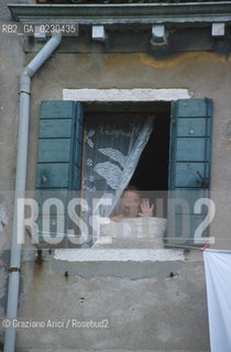 Caption: Localizzazione:..VENEZIA / CASTELLO..Oggetto:..Soggetto:..FINESTRA / TENDA / MERLETTO..Cronologia:.. ..Definizione Culturale:..   Autore: ..   Stile: ..   Editori/Stampatori:..   Committenza:..Materia e Tecnica:..Collocazione:..Note:..CALLI CAMPI E PONTI..Riproduzione Fotografica:..Copyright:..Graziano Arici/Rosebud2 .Data:..2001..Costo:..A