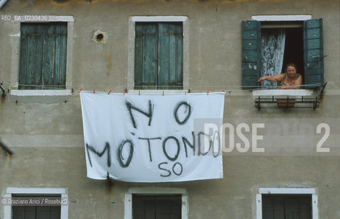 Caption: Localizzazione:..VENEZIA..Oggetto:..Soggetto:..MANIFESTAZIONE CONTRO IL MOTO ONDOSO..Cronologia: ..Definizione Culturale:..   Autore: ..   Stile: ..   Editori/Stampatori:..   Committenza:..Materia e Tecnica:..Collocazione:..Note:..PROBLEMI..Riproduzione Fotografica:..Graziano Arici/Rosebud2 .Copyright:..Graziano Arici/Rosebud2 .Data:..2001..Costo:..A