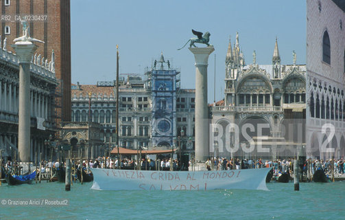 Caption: Localizzazione:..VENEZIA..Oggetto:..Soggetto:..MANIFESTAZIONE CONTRO IL MOTO ONDOSO..Cronologia: ..Definizione Culturale:..   Autore: ..   Stile: ..   Editori/Stampatori:..   Committenza:..Materia e Tecnica:..Collocazione:..Note:..PROBLEMI..Riproduzione Fotografica:..Graziano Arici/Rosebud2 .Copyright:..Graziano Arici/Rosebud2 .Data:..2001..Costo:..A