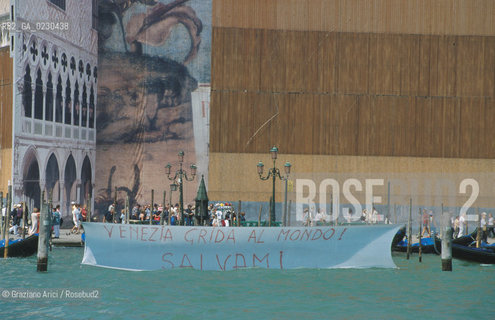 Caption: Localizzazione:..VENEZIA..Oggetto:..Soggetto:..MANIFESTAZIONE CONTRO IL MOTO ONDOSO..Cronologia: ..Definizione Culturale:..   Autore: ..   Stile: ..   Editori/Stampatori:..   Committenza:..Materia e Tecnica:..Collocazione:..Note:..PROBLEMI..Riproduzione Fotografica:..Graziano Arici/Rosebud2 .Copyright:..Graziano Arici/Rosebud2 .Data:..2001..Costo:..A