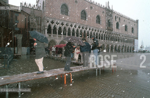 Localizzazione:..VENEZIA / S. MARCO..Oggetto:..Soggetto:..PIAZZA SAN MARCO NEVE / ALTA MAREA  / ACQUA ALTA..Cronologia: ....Definizione Culturale:..   Autore:....   Stile:..   Editori/Stampatori:..   Committenza:..Materia e Tecnica:....Collocazione:..Note:..INVERNO..Riproduzione Fotografica:..Copyright:..Graziano Arici/Rosebud2 .Data:..2001..Costo:..A