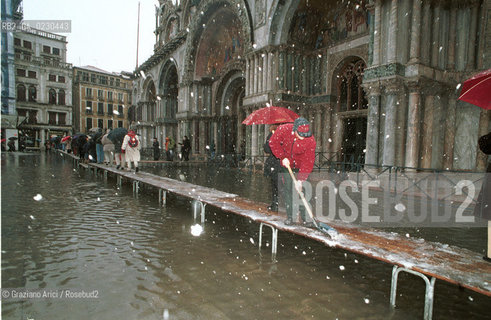 Localizzazione:..VENEZIA / S. MARCO..Oggetto:..Soggetto:..PIAZZA SAN MARCO NEVE / ALTA MAREA  / ACQUA ALTA..Cronologia: ....Definizione Culturale:..   Autore:....   Stile:..   Editori/Stampatori:..   Committenza:..Materia e Tecnica:....Collocazione:..Note:..INVERNO..Riproduzione Fotografica:..Copyright:..Graziano Arici/Rosebud2 .Data:..2001..Costo:..A