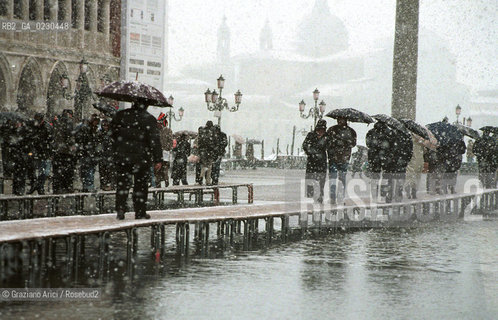 Localizzazione:..VENEZIA / S. MARCO..Oggetto:..Soggetto:..PIAZZA SAN MARCO NEVE / ALTA MAREA  / ACQUA ALTA..Cronologia: ....Definizione Culturale:..   Autore:....   Stile:..   Editori/Stampatori:..   Committenza:..Materia e Tecnica:....Collocazione:..Note:..INVERNO..Riproduzione Fotografica:..Copyright:..Graziano Arici/Rosebud2 .Data:..2001..Costo:..A