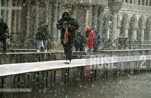 Localizzazione:..VENEZIA / S. MARCO..Oggetto:..Soggetto:..PIAZZA SAN MARCO NEVE / ALTA MAREA  / ACQUA ALTA..Cronologia: ....Definizione Culturale:..   Autore:....   Stile:..   Editori/Stampatori:..   Committenza:..Materia e Tecnica:....Collocazione:..Note:..INVERNO..Riproduzione Fotografica:..Copyright:..Graziano Arici/Rosebud2 .Data:..2001..Costo:..A
