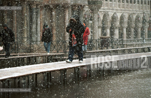 Localizzazione:..VENEZIA / S. MARCO..Oggetto:..Soggetto:..PIAZZA SAN MARCO NEVE / ALTA MAREA  / ACQUA ALTA..Cronologia: ....Definizione Culturale:..   Autore:....   Stile:..   Editori/Stampatori:..   Committenza:..Materia e Tecnica:....Collocazione:..Note:..INVERNO..Riproduzione Fotografica:..Copyright:..Graziano Arici/Rosebud2 .Data:..2001..Costo:..A