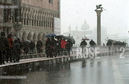 Caption: Localizzazione:..VENEZIA / S. MARCO..Oggetto:..Soggetto:..PIAZZA SAN MARCO NEVE / ALTA MAREA  / ACQUA ALTA..Cronologia: ....Definizione Culturale:..   Autore:....   Stile:..   Editori/Stampatori:..   Committenza:..Materia e Tecnica:....Collocazione:..Note:..INVERNO..Riproduzione Fotografica:..Copyright:..Graziano Arici/Rosebud2 .Data:..2001..Costo:..A