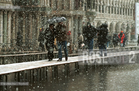 Caption: Localizzazione:..VENEZIA / S. MARCO..Oggetto:..Soggetto:..PIAZZA SAN MARCO NEVE / ALTA MAREA  / ACQUA ALTA..Cronologia: ....Definizione Culturale:..   Autore:....   Stile:..   Editori/Stampatori:..   Committenza:..Materia e Tecnica:....Collocazione:..Note:..INVERNO..Riproduzione Fotografica:..Copyright:..Graziano Arici/Rosebud2 .Data:..2001..Costo:..A