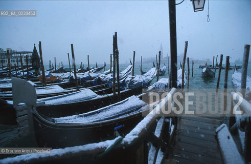 Caption: Localizzazione:..VENEZIA / S. MARCO..Oggetto:..Soggetto:..PIAZZA SAN MARCO NEVE S.GIORGIO GONDOLA..Cronologia: ....Definizione Culturale:..   Autore:....   Stile:..   Editori/Stampatori:..   Committenza:..Materia e Tecnica:....Collocazione:..Note:..INVERNO..Riproduzione Fotografica:..Copyright:..Graziano Arici/Rosebud2 .Data:..2001..Costo:..A
