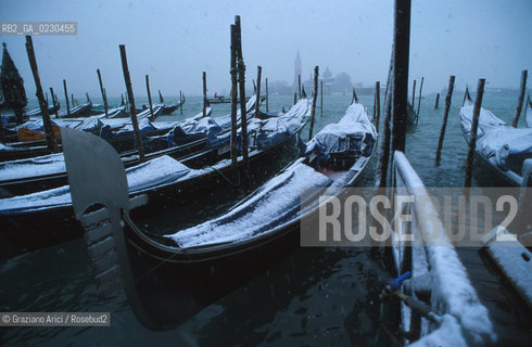 Caption: Localizzazione:..VENEZIA / S. MARCO..Oggetto:..Soggetto:..PIAZZA SAN MARCO NEVE S.GIORGIO GONDOLA..Cronologia: ....Definizione Culturale:..   Autore:....   Stile:..   Editori/Stampatori:..   Committenza:..Materia e Tecnica:....Collocazione:..Note:..INVERNO..Riproduzione Fotografica:..Copyright:..Graziano Arici/Rosebud2 .Data:..2001..Costo:..A