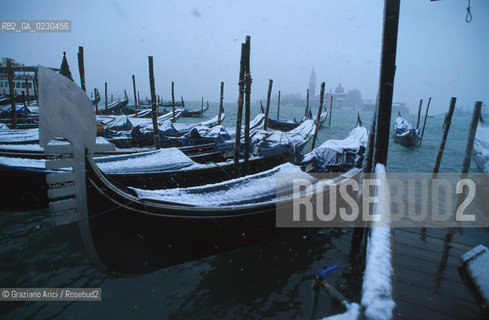 Caption: Localizzazione:..VENEZIA / S. MARCO..Oggetto:..Soggetto:..PIAZZA SAN MARCO NEVE S.GIORGIO GONDOLA..Cronologia: ....Definizione Culturale:..   Autore:....   Stile:..   Editori/Stampatori:..   Committenza:..Materia e Tecnica:....Collocazione:..Note:..INVERNO..Riproduzione Fotografica:..Copyright:..Graziano Arici/Rosebud2 .Data:..2001..Costo:..A