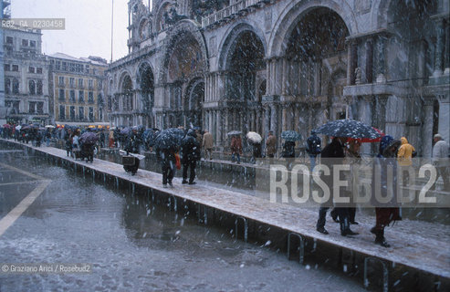 Localizzazione:..VENEZIA / S. MARCO..Oggetto:..Soggetto:..PIAZZA SAN MARCO NEVE / ALTA MAREA  / ACQUA ALTA..Cronologia: ....Definizione Culturale:..   Autore:....   Stile:..   Editori/Stampatori:..   Committenza:..Materia e Tecnica:....Collocazione:..Note:..INVERNO..Riproduzione Fotografica:..Copyright:..Graziano Arici/Rosebud2 .Data:..2001..Costo:..A